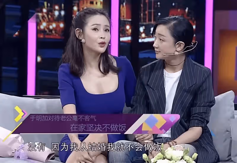 於明加一家四口看電影,丈夫胡俊罕出鏡,14歲長女穿低胸裝顯成熟