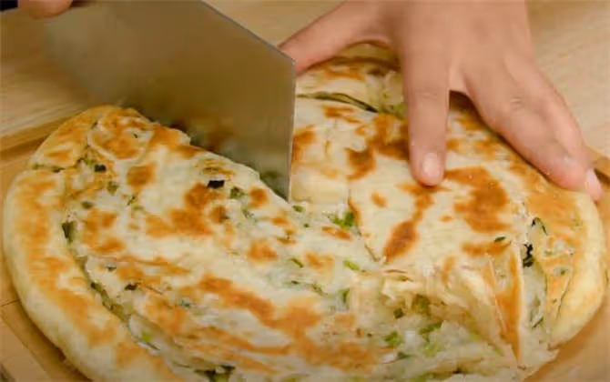發麵蔥花餅家常做法，簡單快速，烙上一鍋不夠全家吃，太香了