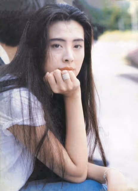 淡泊名利19年！一代女神被拍到「寺廟潛心禮佛」歲月靜好　「素顏零皺紋」網嚇到不可思議