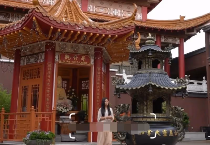 淡泊名利19年！一代女神被拍到「寺廟潛心禮佛」歲月靜好　「素顏零皺紋」網嚇到不可思議