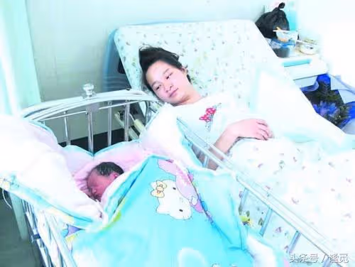 老公嫌棄我生女兒「留下1張提款卡」就拋棄了我們母女！ 某天去銀行取錢「一查餘額」我崩潰痛哭