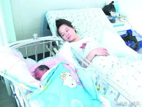 老公嫌棄我生女兒「留下1張提款卡」就拋棄了我們母女！ 某天去銀行取錢「一查餘額」我崩潰痛哭