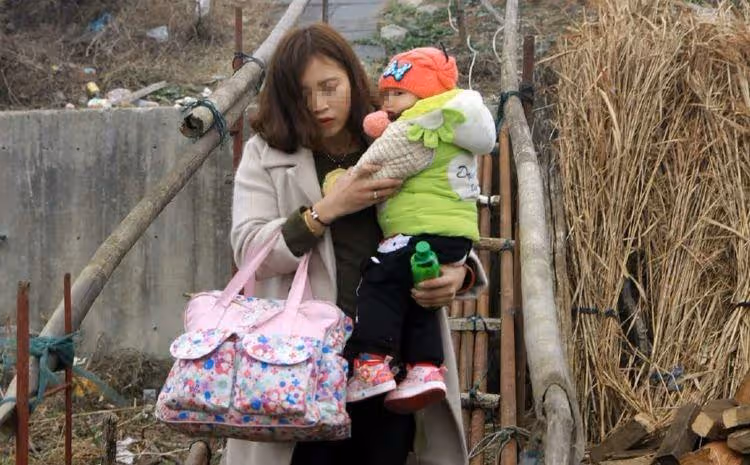 老公嫌棄我生女兒「留下1張提款卡」就拋棄了我們母女！ 某天去銀行取錢「一查餘額」我崩潰痛哭