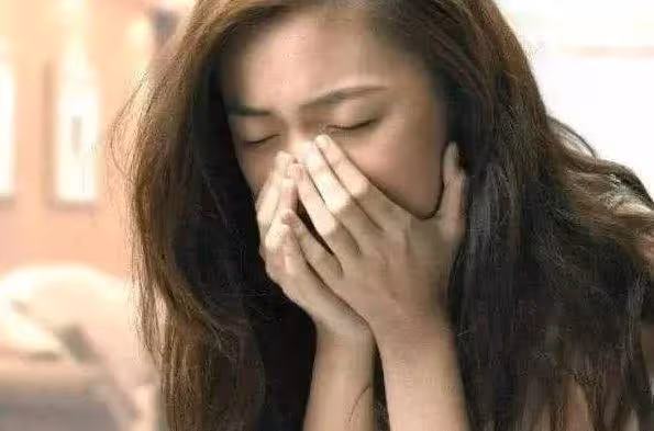 老公嫌棄我生女兒「留下1張提款卡」就拋棄了我們母女！ 某天去銀行取錢「一查餘額」我崩潰痛哭