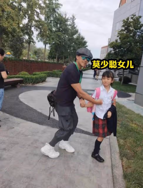 曝洪欣兒子和莫少聰相認，同父異母妹妹也是高顏值，3人IP在一處