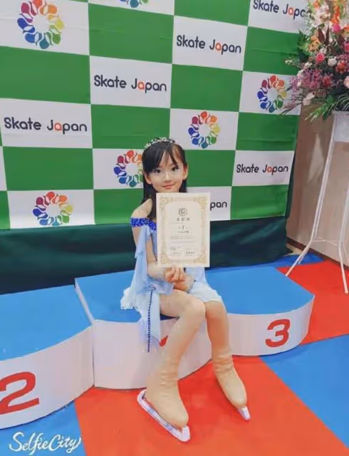 曝洪欣兒子和莫少聰相認，同父異母妹妹也是高顏值，3人IP在一處