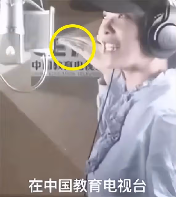 恭喜！「挖呀挖」黃老師成明星，登國家級電視台，素顏撞臉楊冪！