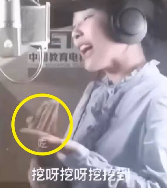 恭喜！「挖呀挖」黃老師成明星，登國家級電視台，素顏撞臉楊冪！