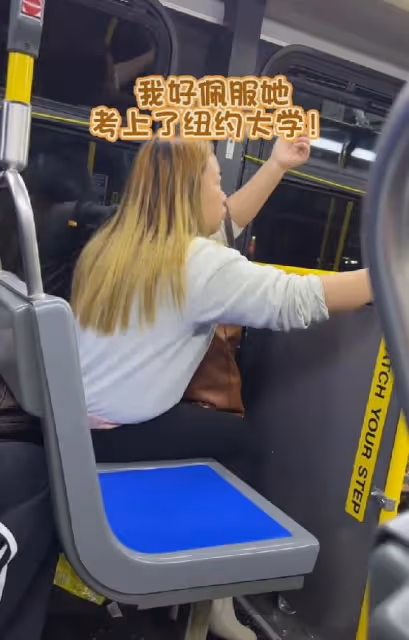 「網紅鼻祖」鳳姐美國被偶遇 ，一頭黃髮配高跟，體態臃腫似老太