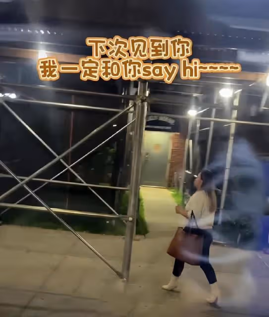 「網紅鼻祖」鳳姐美國被偶遇 ，一頭黃髮配高跟，體態臃腫似老太