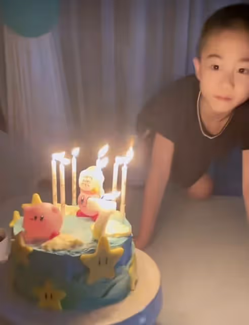 李小鵬為7歲兒子慶生,弟弟五官清秀,11歲奧莉撫摸弟弟溫柔文靜