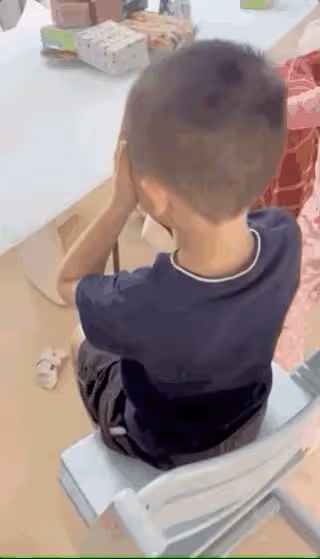 李小鵬為7歲兒子慶生,弟弟五官清秀,11歲奧莉撫摸弟弟溫柔文靜