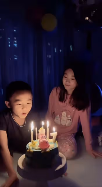 李小鵬為7歲兒子慶生,弟弟五官清秀,11歲奧莉撫摸弟弟溫柔文靜