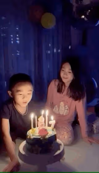 李小鵬為7歲兒子慶生,弟弟五官清秀,11歲奧莉撫摸弟弟溫柔文靜