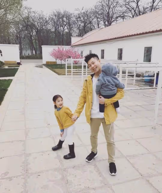 李小鵬為7歲兒子慶生,弟弟五官清秀,11歲奧莉撫摸弟弟溫柔文靜