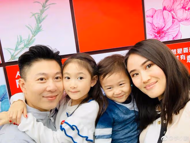 李小鵬為7歲兒子慶生,弟弟五官清秀,11歲奧莉撫摸弟弟溫柔文靜