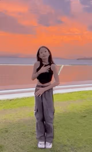 李小鵬為7歲兒子慶生,弟弟五官清秀,11歲奧莉撫摸弟弟溫柔文靜