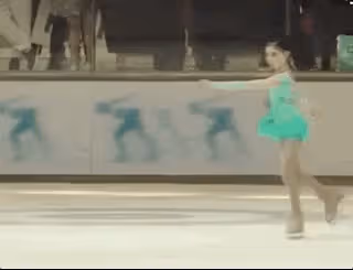 李小鵬為7歲兒子慶生,弟弟五官清秀,11歲奧莉撫摸弟弟溫柔文靜