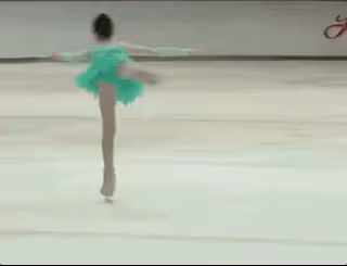 李小鵬為7歲兒子慶生,弟弟五官清秀,11歲奧莉撫摸弟弟溫柔文靜
