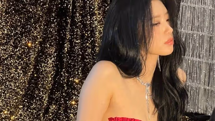 她中學時是沃川女神，出道後公司不讓她張嘴，上班叼著玫瑰火出圈