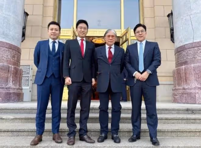 霍震霆攜三個兒子出席霍英東百歲紀念會議,次子霍啟仁模樣大變!
