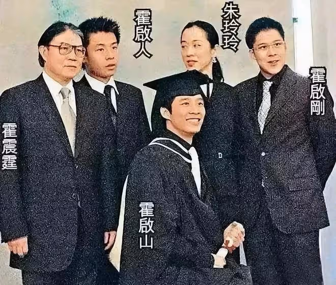霍震霆攜三個兒子出席霍英東百歲紀念會議,次子霍啟仁模樣大變!