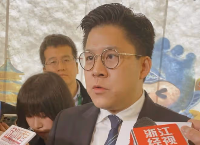 霍震霆攜三個兒子出席霍英東百歲紀念會議,次子霍啟仁模樣大變!