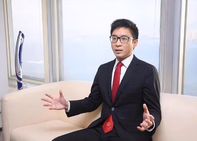 霍震霆攜三個兒子出席霍英東百歲紀念會議,次子霍啟仁模樣大變!