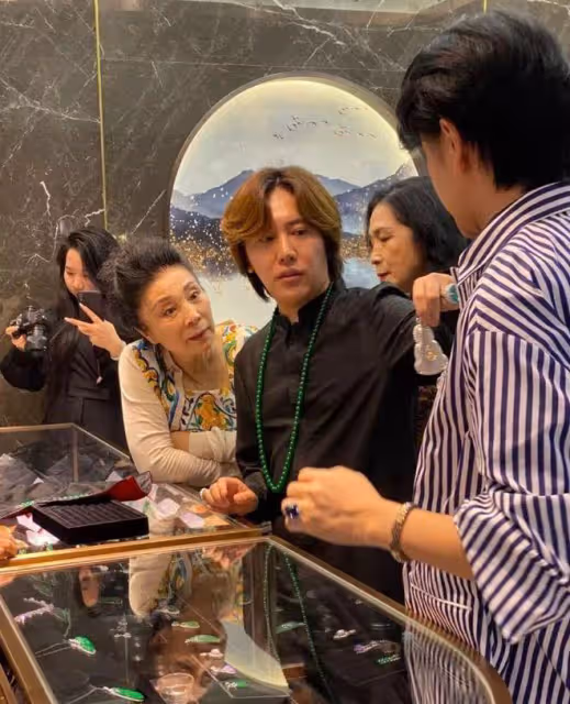 「范爺」媽媽和網紅王紅權星現身玉器展,隔衣撓癢動作令網友笑場