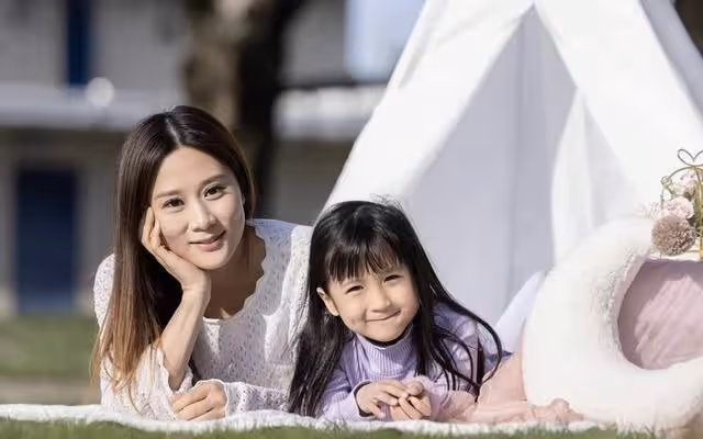 香港知名女星移居加拿大，嫁帥氣富二代，容貌變化大被質疑整容