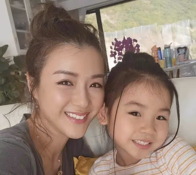 香港知名女星移居加拿大，嫁帥氣富二代，容貌變化大被質疑整容