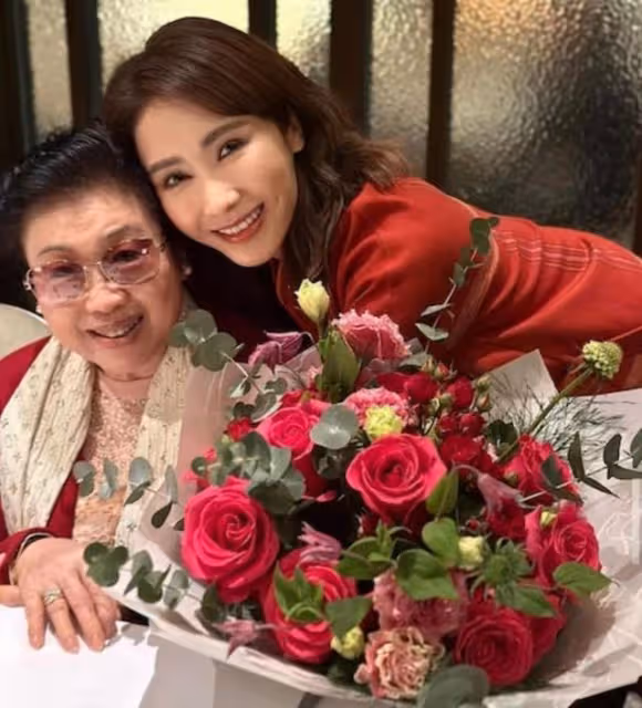 真實樣貌曝光!51歲黎姿現身商場被網友偶遇,臉上僵硬疑醫美過度