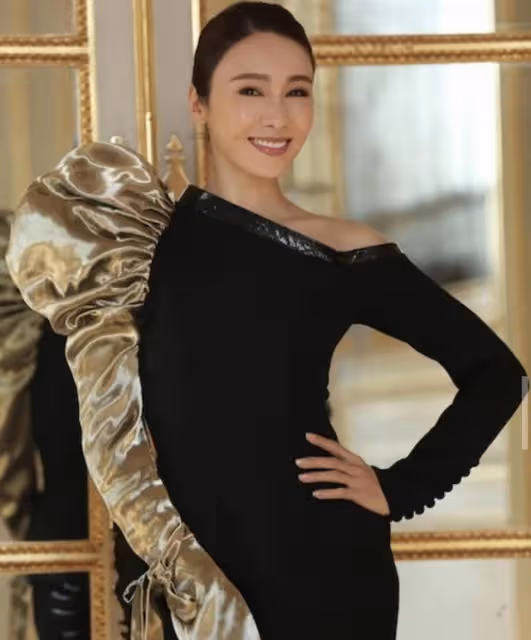 真實樣貌曝光!51歲黎姿現身商場被網友偶遇,臉上僵硬疑醫美過度