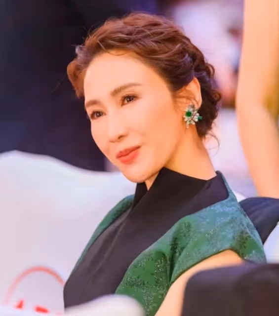 真實樣貌曝光!51歲黎姿現身商場被網友偶遇,臉上僵硬疑醫美過度