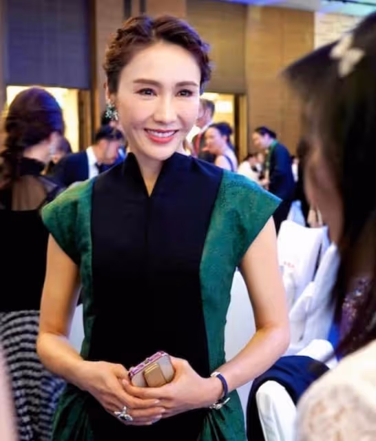 真實樣貌曝光!51歲黎姿現身商場被網友偶遇,臉上僵硬疑醫美過度
