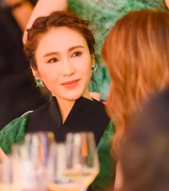 真實樣貌曝光!51歲黎姿現身商場被網友偶遇,臉上僵硬疑醫美過度