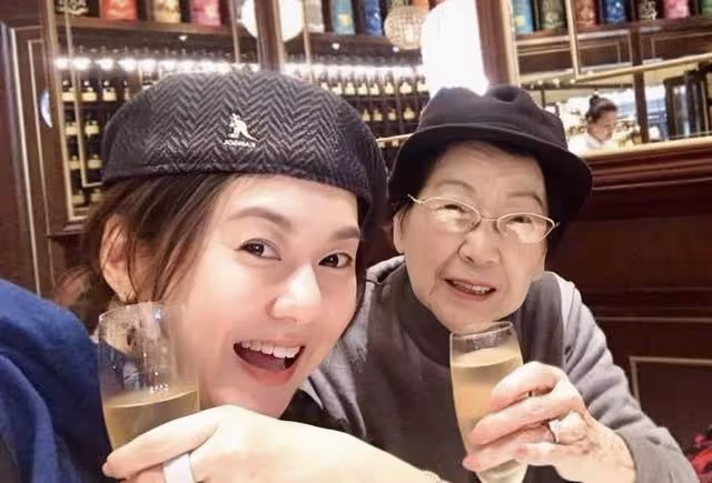 香港知名女星自曝是棄嬰,被收養幾十年,母親離世前驗DNA知真相