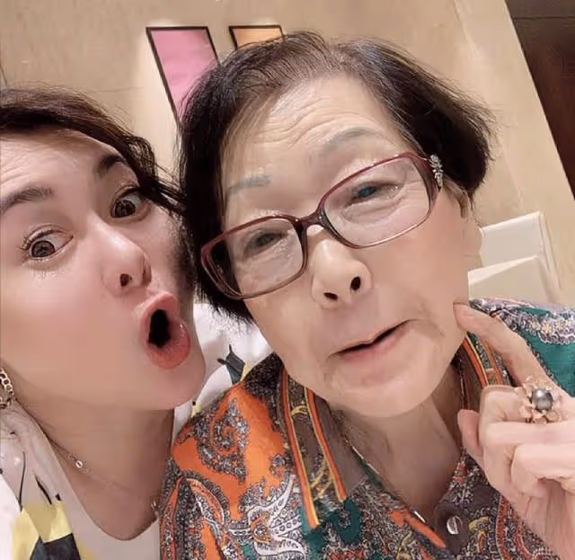 香港知名女星自曝是棄嬰,被收養幾十年,母親離世前驗DNA知真相