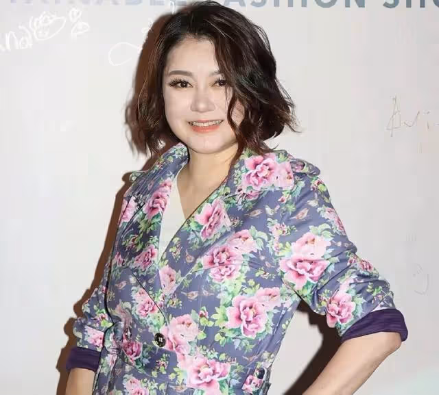 香港知名女星自曝是棄嬰,被收養幾十年,母親離世前驗DNA知真相