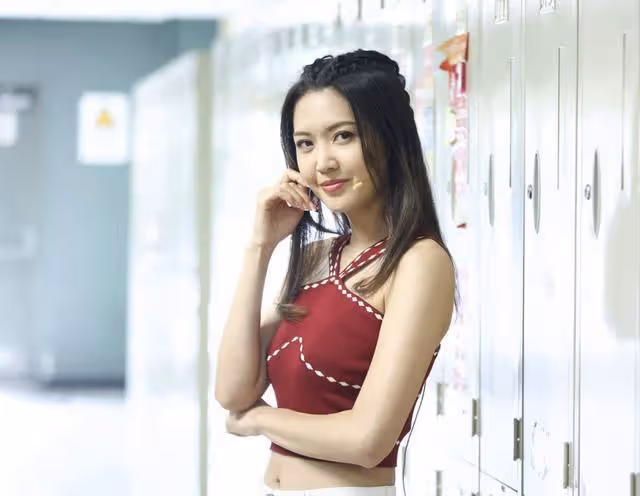 香港知名女星曬照宣示主權,為順利嫁入豪門,兩度原諒富商出軌