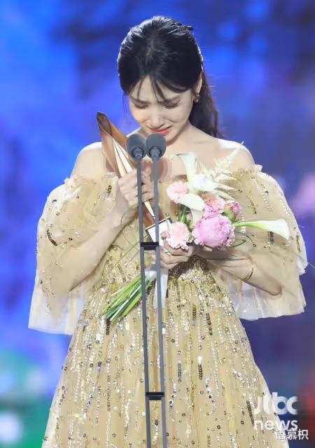 朴恩斌奪大獎激動哽咽不停鞠躬致謝,反被批評30 歲了還哭哭啼啼