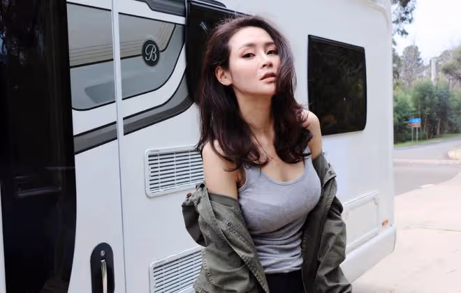 於明加一家4口出遊,神秘老公罕現身,倆女兒近180身材平板不如媽