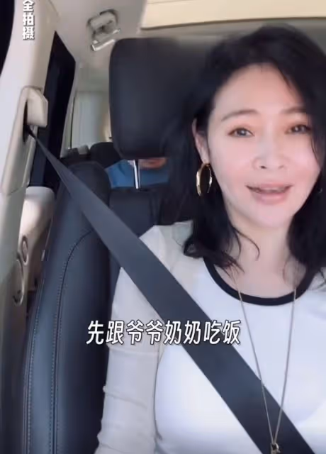 於明加一家4口出遊,神秘老公罕現身,倆女兒近180身材平板不如媽