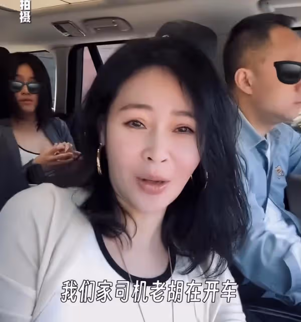 於明加一家4口出遊,神秘老公罕現身,倆女兒近180身材平板不如媽