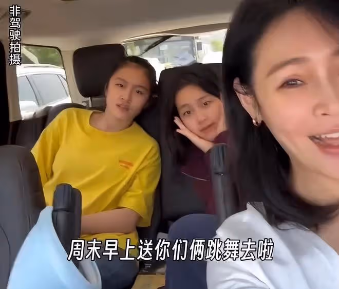於明加一家4口出遊,神秘老公罕現身,倆女兒近180身材平板不如媽