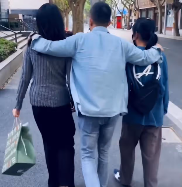 於明加一家4口出遊,神秘老公罕現身,倆女兒近180身材平板不如媽