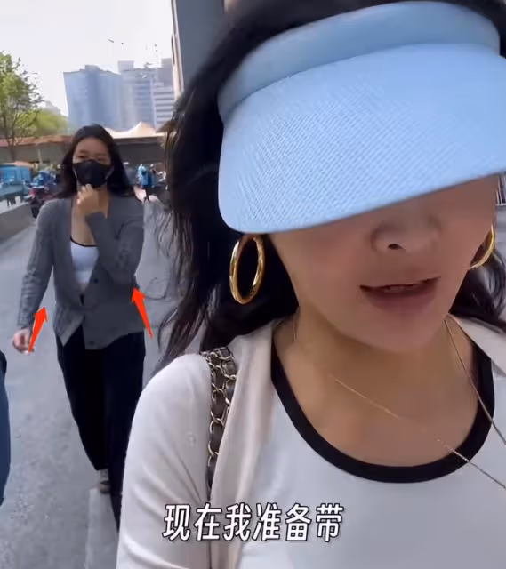 於明加一家4口出遊,神秘老公罕現身,倆女兒近180身材平板不如媽