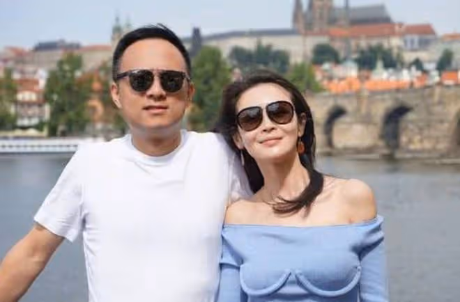 於明加一家4口出遊,神秘老公罕現身,倆女兒近180身材平板不如媽