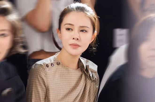 於明加一家4口出遊,神秘老公罕現身,倆女兒近180身材平板不如媽