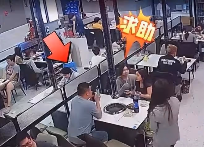南京店員被打後續,三名女孩被質疑袖手旁觀,結局卻很是大快人心